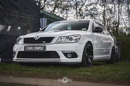 White Skoda at a car show fitted with an @VRS_COUPLE show plate